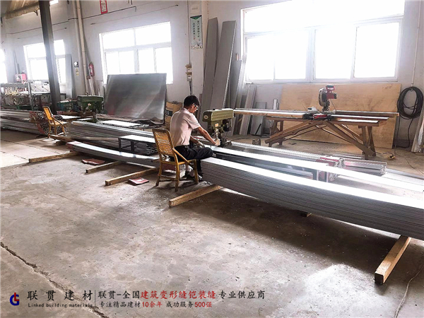 變形縫蓋板鉆孔加工設備.jpg